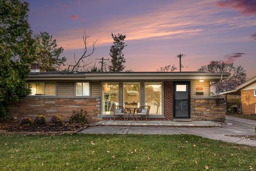 9123 Idaho St, Livonia, MI, 48150-3811 | Card Image