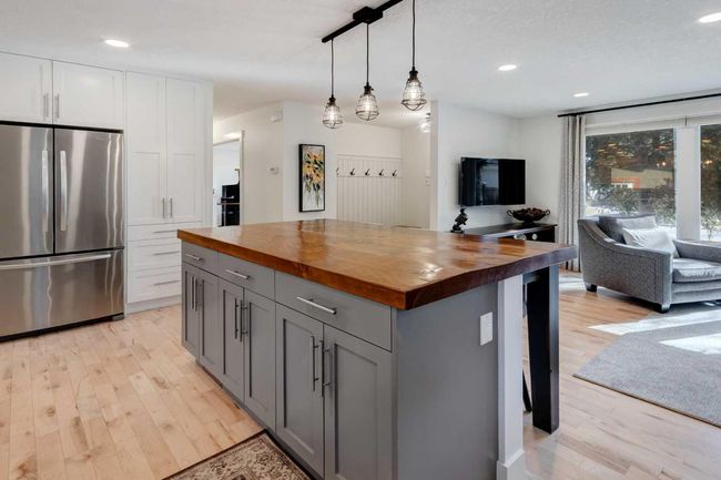 2607 Laurel Cres Sw, House other with 3 bedrooms, 3 bathrooms and 2 parking in Calgary AB | Image 9