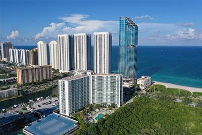 215 - 100 Bayview Dr, Condo with 2 bedrooms, 2 bathrooms and null parking in Sunny Isles Beach FL | Image 1