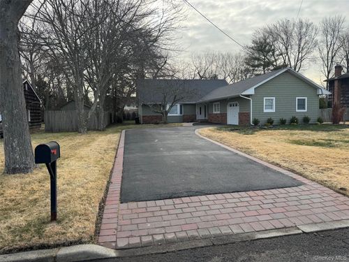 43 W Shore Rd, Oakdale, NY, 11769-2125 | Card Image