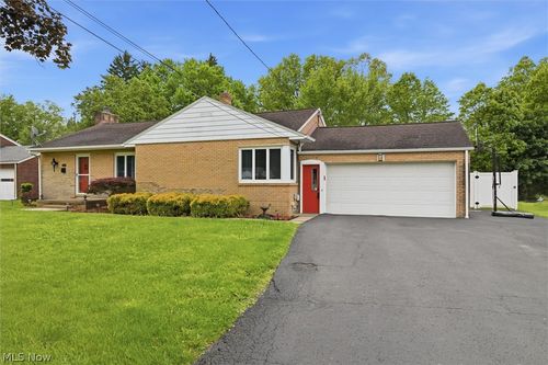 765 Ewing Rd, Youngstown, OH, 44512-3216 | Card Image