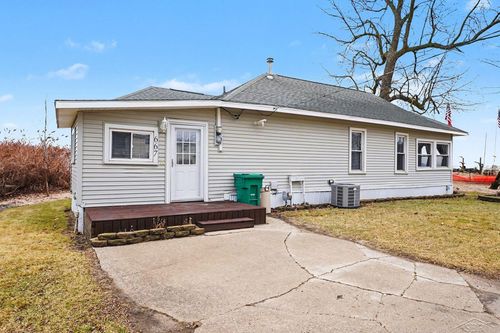 667 Bay Rd, Bay City, MI, 48706-1932 | Card Image