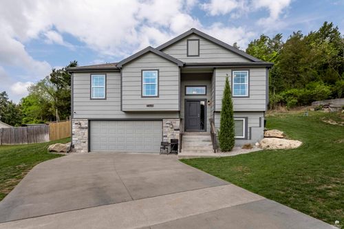 4926 Shadowridge Dr, Manhattan, KS, 66503-8617 | Card Image