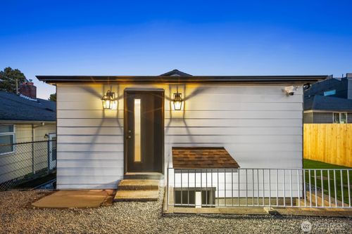 5945 Fauntleroy Way Sw, Seattle, WA, 98136-1632 | Card Image