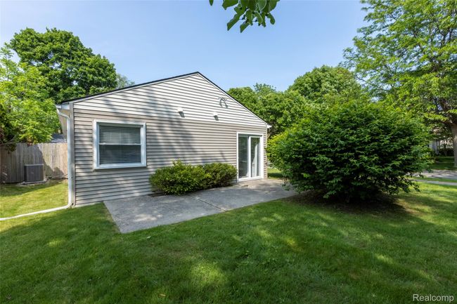Side yard patio | Image 27