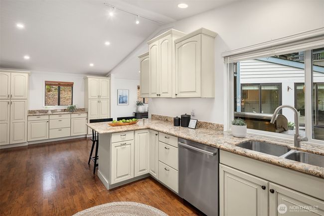8475 Se 45 Th St, House other with 4 bedrooms, 3 bathrooms and 2 parking in Mercer Island WA | Image 12