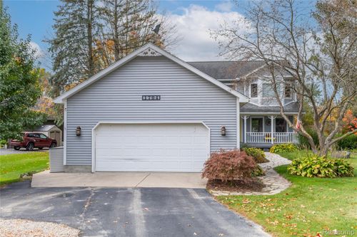1704 Lakewood Cir, Lapeer, MI, 48446-3228 | Card Image