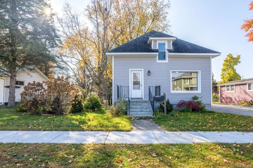 146 Wells St, Croswell, MI, 48422-1142 | Card Image