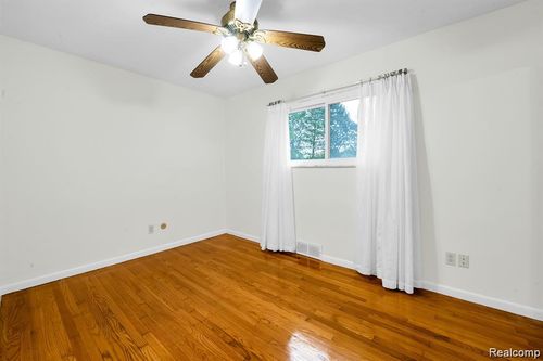 28314 James Dr, Warren, MI, 48092-5611 | Card Image