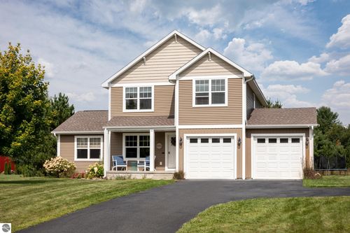 9916 Westwood Dr, Traverse City, MI, 49685-8801 | Card Image