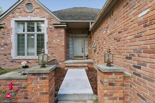 16482 Dawnlight Dr, Fenton, MI, 48430-8956 | Card Image