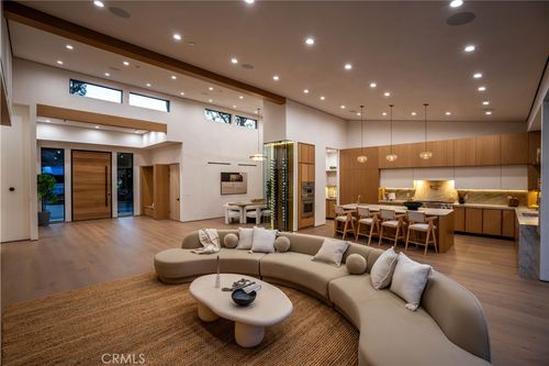 5636 Rawlings Ave, Woodland Hills, CA, 91367-5546 | Card Image