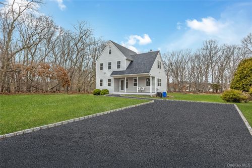 24 Buckskin Ln, Riverhead, NY, 11901-6632 | Card Image