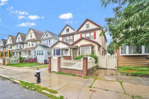 95 113th St, South Richmond Hill, NY, 11419-1111 | Card Image