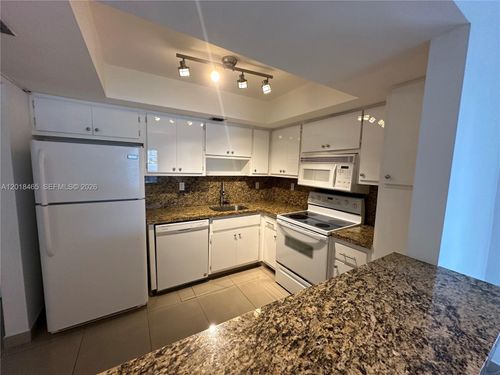 305-7118 Bonita Dr, Miami Beach, FL, 33141-3004 | Card Image
