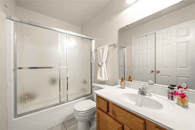Upstairs Hall Bathroom | Image 16