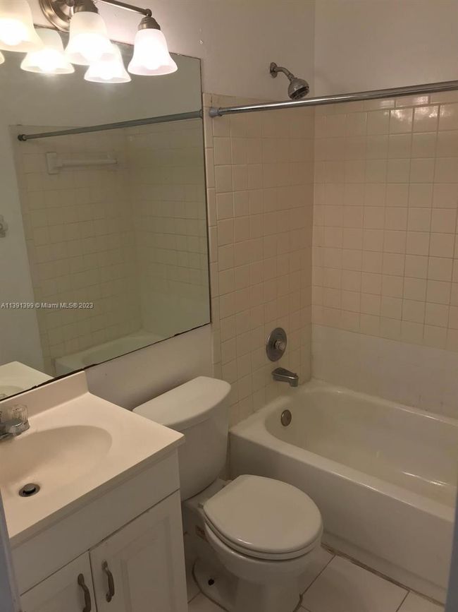 113B - 3016 Coral Ridge Dr, Condo with 2 bedrooms, 2 bathrooms and null parking in Coral Springs FL | Image 8