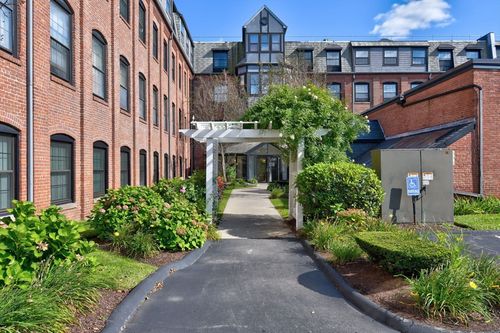 212-21 Linden St, Quincy, MA, 02170-1826 | Card Image