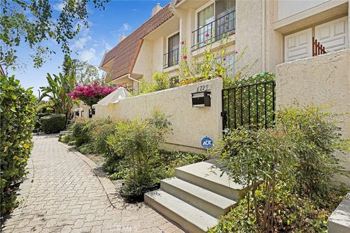 6225 Nita Ave, Woodland Hills, CA, 91367-1822 | Card Image