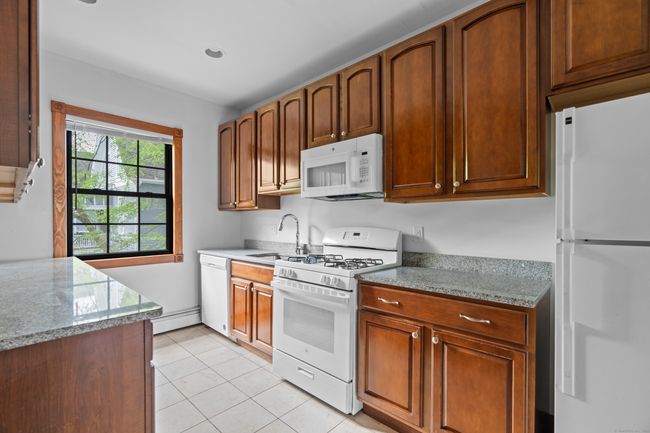 623 Whitney Ave, Home with 21 bedrooms, 13 bathrooms and 12 parking in New Haven CT | Image 7