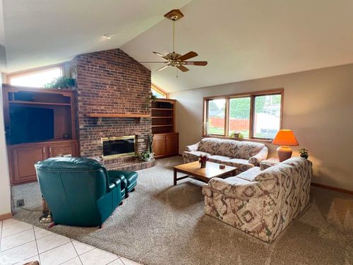 210 E 24th St N, Newton, IA, 50208-2610 | Card Image