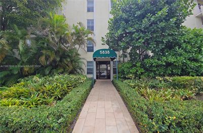 304 - 5838 Sw 74th Ter, Condo with 2 bedrooms, 1 bathrooms and null parking in South Miami FL | Image 1