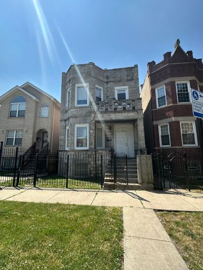 3845 W Grenshaw Street, Home with 6 bedrooms, 2 bathrooms and null parking in Chicago IL | Image 2