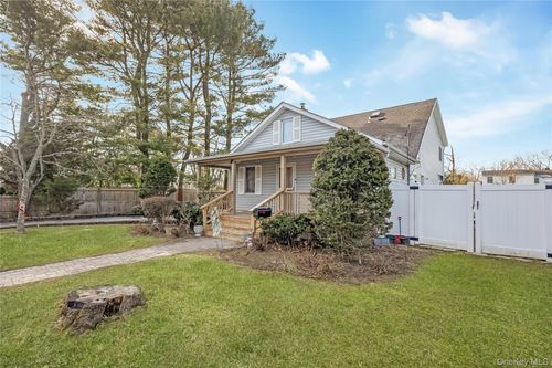 8 Alexander Ave, Farmingdale, NY, 11735-1604 | Card Image