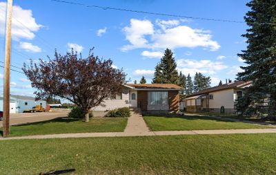 4937 58 St, House detached with 4 bedrooms, 2 bathrooms and 4 parking in Killam AB | Image 3