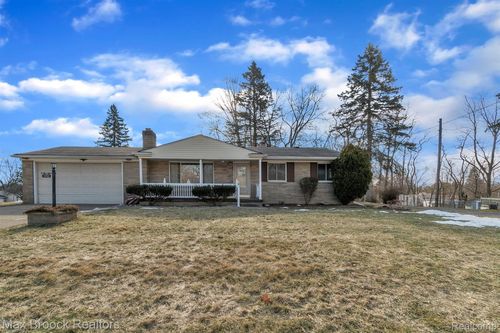 1102 Davenport Drive, Burton, MI, 48529 | Card Image