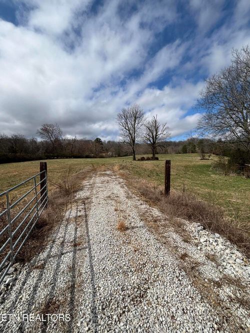 110 Peninsula Rd, Harriman, TN, 37748-5015 | Card Image