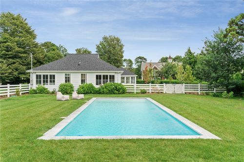 124 Harrison Ave, Newport, RI, 02840-3704 | Card Image