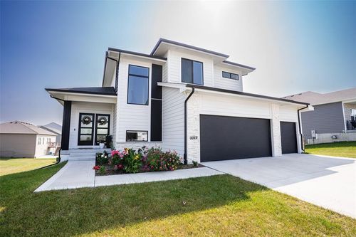 3217 Lakeview Dr Se, Altoona, IA, 50009-4240 | Card Image