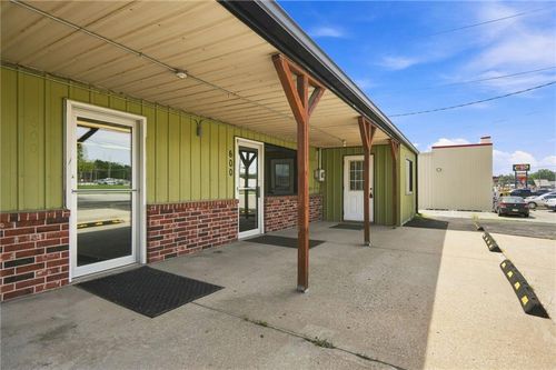 600 N Maple St, Garnett, KS, 66032-1742 | Card Image
