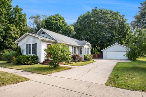 322 N Cayuga St, Buchanan, MI, 49107-1104 | Card Image