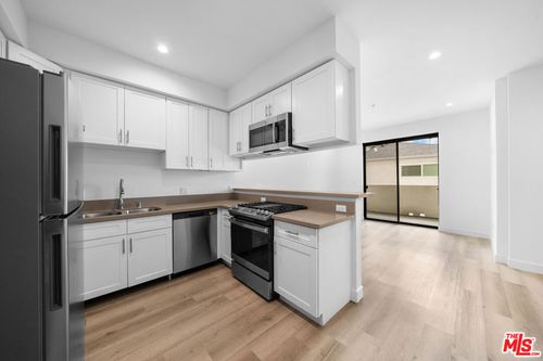 204-5612 Lexington Ave, Los Angeles, CA, 90038-2470 | Card Image