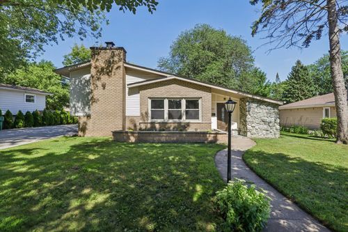 195 7th St, Wheeling, IL, 60090-2817 | Card Image