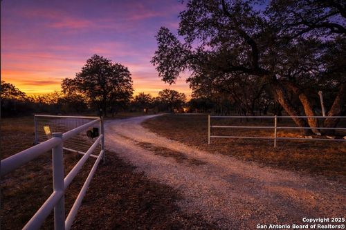 140 County Road 7866, Devine, TX, 78016-4573 | Card Image