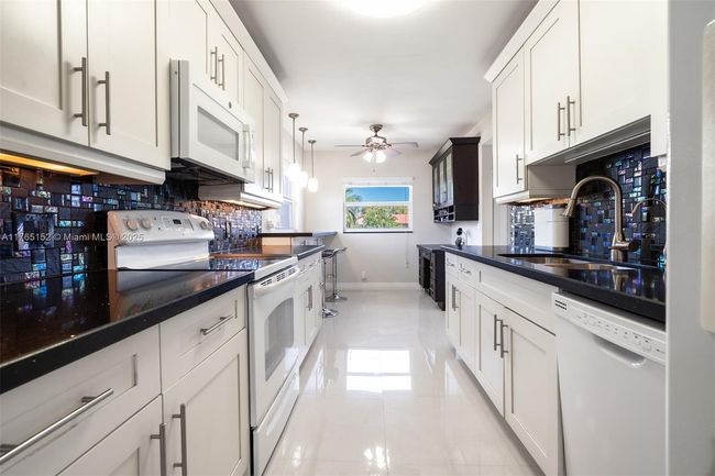 APT-415K - 1300 Sw 125 Th Ave, Condo with 2 bedrooms, 2 bathrooms and null parking in Pembroke Pines FL | Image 7