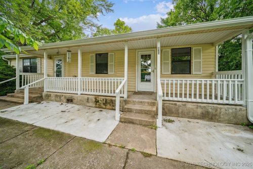 825 Se 22nd St, Pryor, OK, 74361-8712 | Card Image