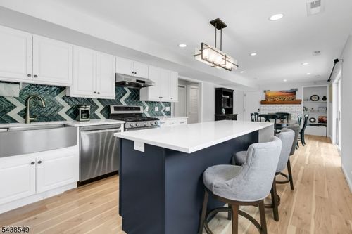 23 Wayne Ter, Basking Ridge, NJ, 07920-2318 | Card Image