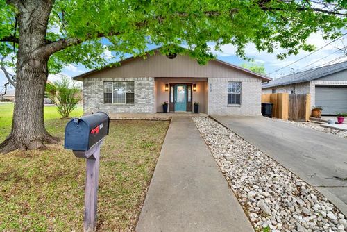 512 S Mesquite St, Fredericksburg, TX, 78624-5224 | Card Image
