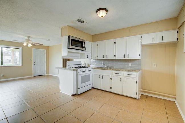 222 S Avenue G, House other with 4 bedrooms, 3 bathrooms and null parking in Freeport TX | Image 10