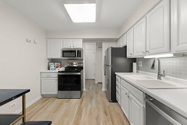 APT-2-2 - 2051 Creekside Dr, Condo with 1 bedrooms, 1 bathrooms and 1 parking in Wheaton IL | Image 11