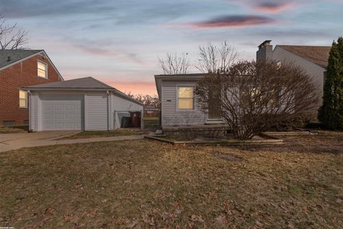 25208 Comfort, Center Line, MI, 48015-1591 | Card Image