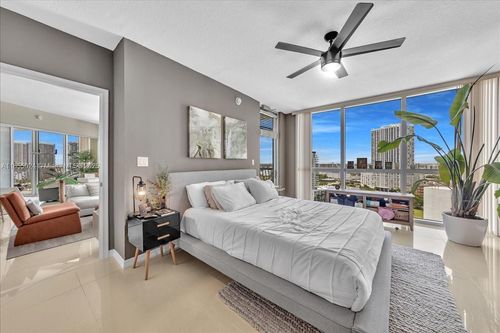 apt-2015-1750 N Bayshore Dr, Miami, FL, 33132-3207 | Card Image