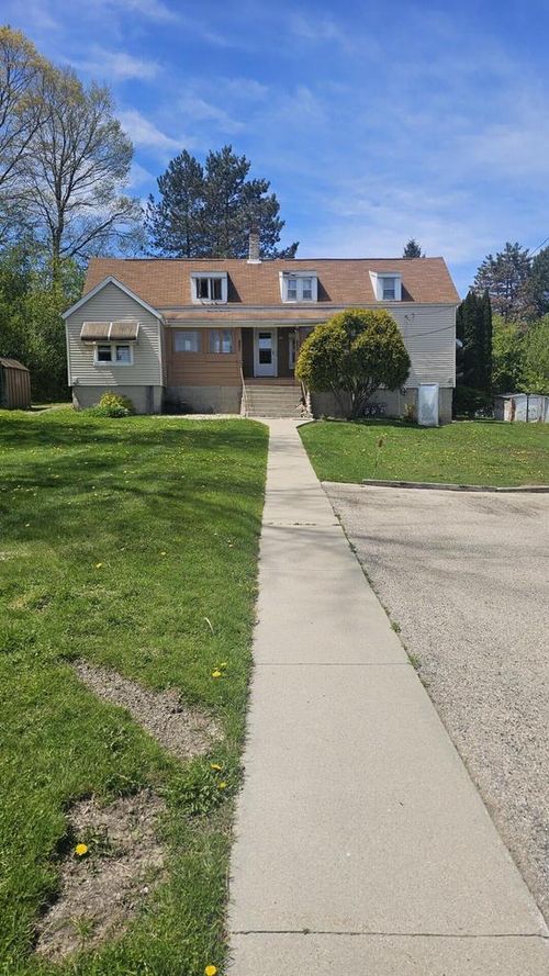 831 N Silverbrook Drive, West Bend, WI, 53090 | Card Image