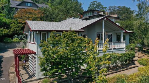 155 Scenic Dr, Ashland, OR, 97520-2668 | Card Image