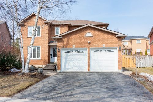56 Nelson Circle, Newmarket, ON, L3X1R2 | Card Image