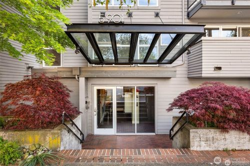 302-5901 Phinney Ave N, Seattle, WA, 98103-5871 | Card Image